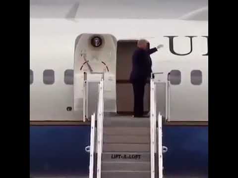 Donald Trump monte à bord d-un avion avec du papier de toilette collé à ses souliers.