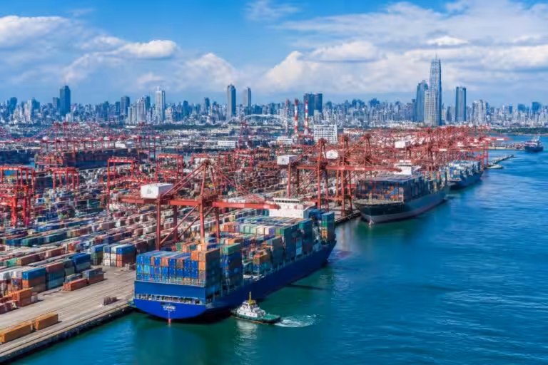 analyse du dynamisme soutenu du commerce extérieur chinois en juillet, mettant en lumière la croissance des exportations et importations ainsi que les facteurs économiques clés.